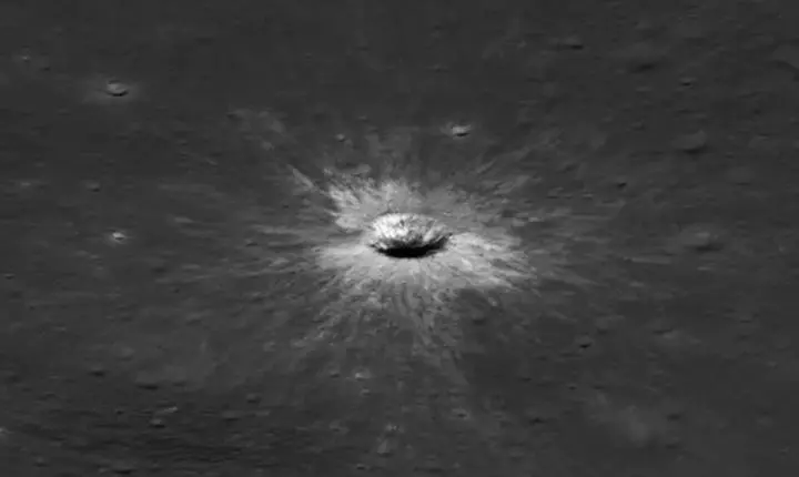 Sonda da Nasa descobre nova cratera lunar do tamanho de dois campos de futebol