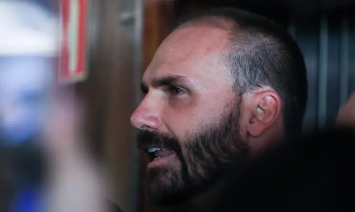STF avalia condenação de Eduardo Bolsonaro em caso de “tarifaço” contra o Brasil
