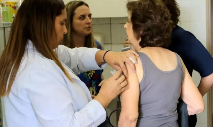 Vacina pneumo 20 é liberada pelo SUS para idosos com 85 anos ou mais