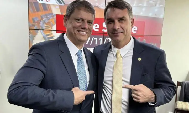 Flávio Bolsonaro recebe apoio de Ronaldo Caiado em Goiânia com Tarcísio