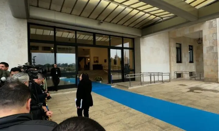 Tarcísio de Freitas recebe Javier Milei em São Paulo com honraria e carpetes azuis
