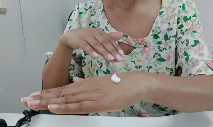 Tempo seco e baixa umidade elevam ressecamento e coceira na pele em Goiás