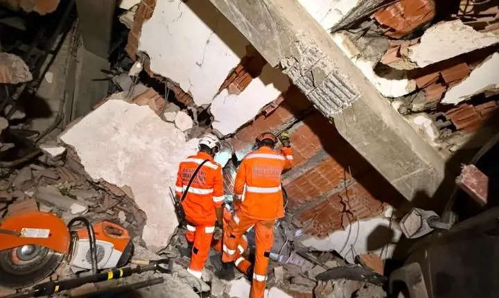Bombeiros brasileiros recuperam 18 corpos na Venezuela após terremoto