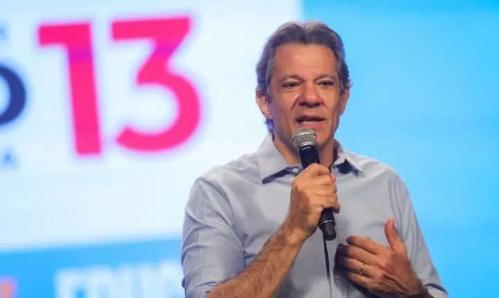 Fernando Haddad promete rever plataformas digitais nas escolas e critica Tarcísio