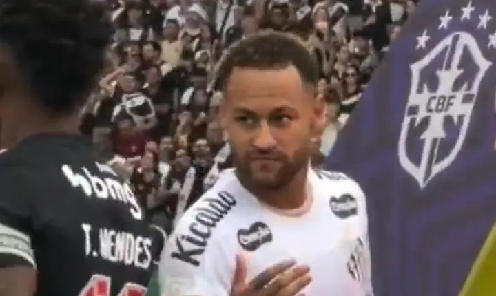 Thiago Mendes ignora Neymar em jogo do Campeonato Brasileiro