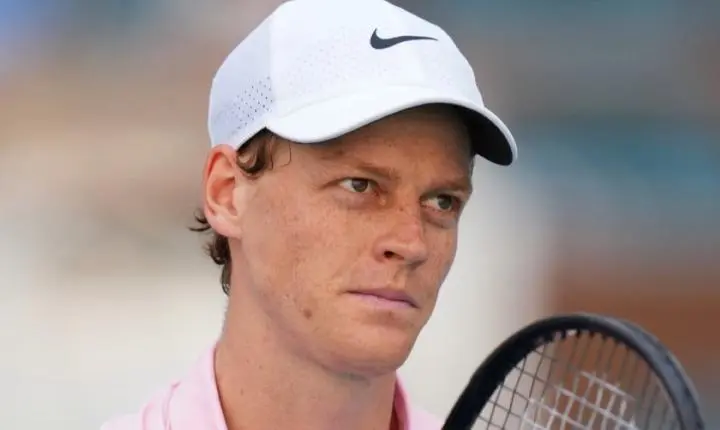 Jannik Sinner confirma ausência no US Open para tratar lesão no joelho