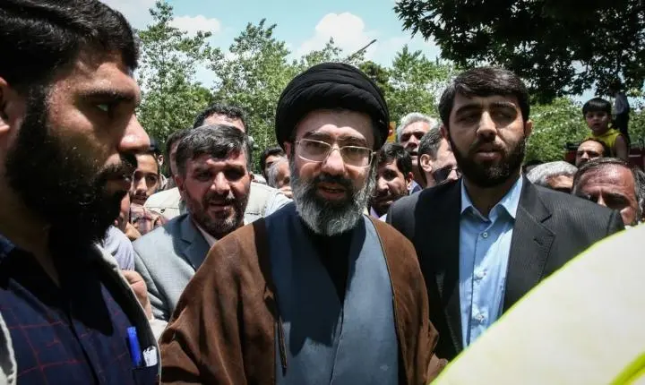 Filhos de Ali Khamenei participam de funeral em Teerã, mas Mojtaba Khamenei, o novo líder supremo, segue ausente