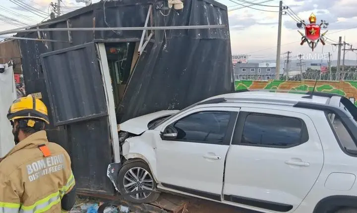 Carro atinge quiosque e deixa três feridos em acidente em São Sebastião