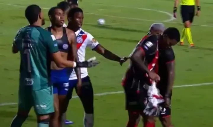 Zagueiro Cacá pega dois jogos de suspensão no STJD após confusão no clássico Ba-Vi