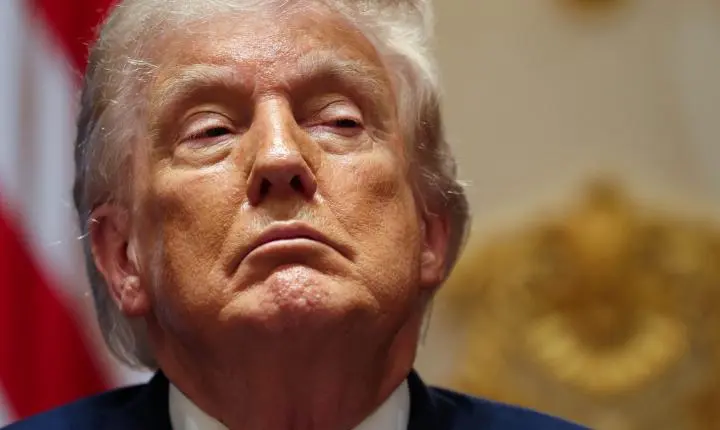 Trump fixa tarifa de 200% para medicamentos genéricos importados a partir de 2029
