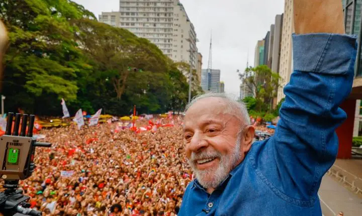 TSE determina que Flávio e aliados removam vídeo falso sobre ato de Lula