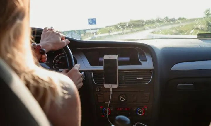 Uber deve pagar indenização a passageira após esquecer celular no carro