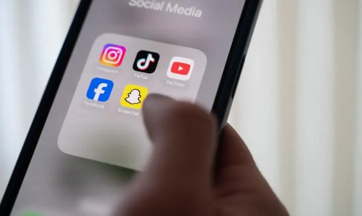 União Europeia propõe novas regras e restrições em redes sociais para menores