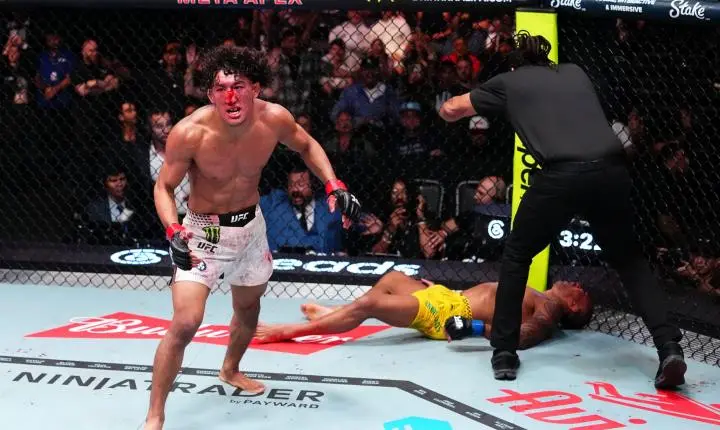 Raoni Barcelos deixa octógono de maca após nocaute no UFC