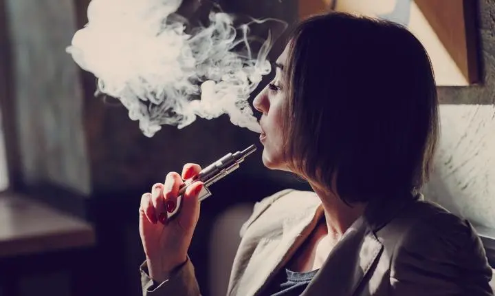 Pesquisa alerta que vapes provocam danos nos vasos sanguíneos após uso único