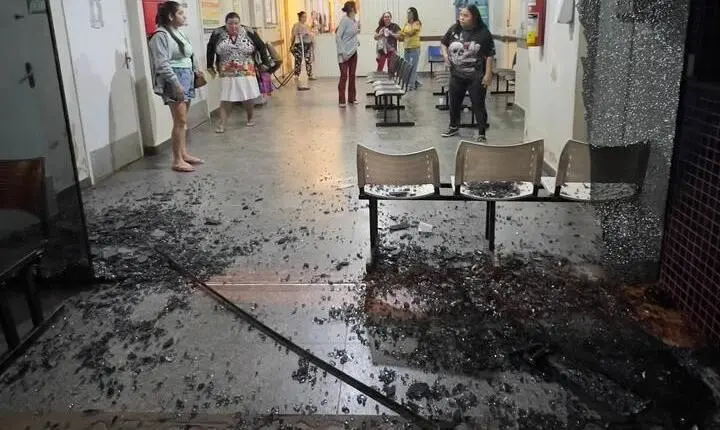 Homem em surto psicótico depredou UPA e atacou pessoas, sendo contido pela polícia em Luziânia