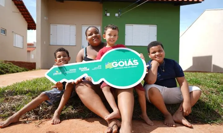 Governador Daniel Vilela entrega 67 casas sem custo em municípios do Entorno do DF