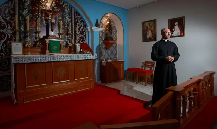 Padre excomungado celebra missa tridentina com véu e latim em Ceilândia