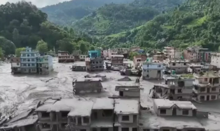 Enchente no Bazar de Trishuli deixa rastro de destruição e pânico no Nepal