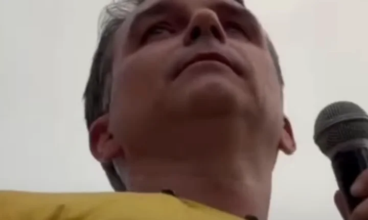 Flávio Bolsonaro aciona PM em Goiás após ovos atingirem sua carreata