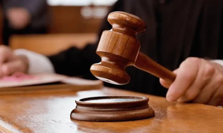 Tentativa de feminicídio resulta em condenação severa em tribunal de Goiânia