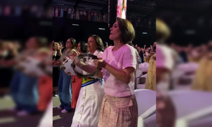 Michelle Bolsonaro toca pandeiro em evento evangélico ao lado de Celina Leão