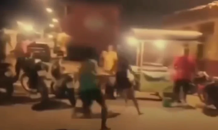 Mulher é salva de ataque com faca por ação rápida de populares em via pública