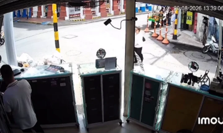 Motociclista sobrevive a acidente na Colômbia graças à porta aberta de ônibus