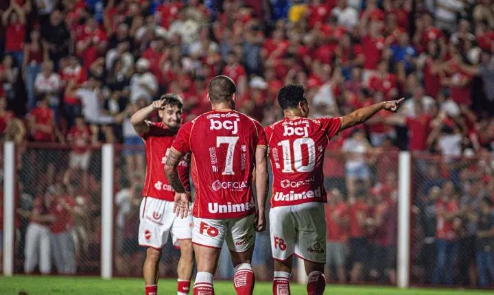 Vila Nova aplica 6 a 0 na Ponte Preta e assume o melhor ataque da Série B
