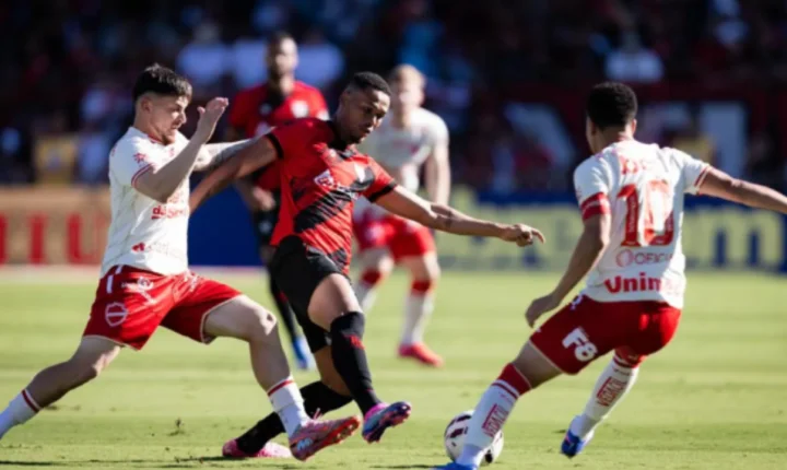 Vila Nova vence clássico contra o Atlético-GO na Série B e assume o terceiro lugar