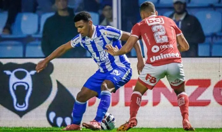 Vila Nova enfrenta o Avaí em busca da liderança da Série B