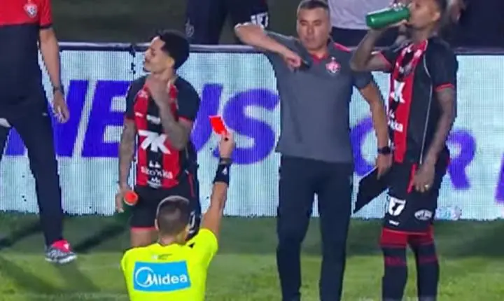 Vitória sofre duas expulsões relâmpago contra o Palmeiras no Brasileirão