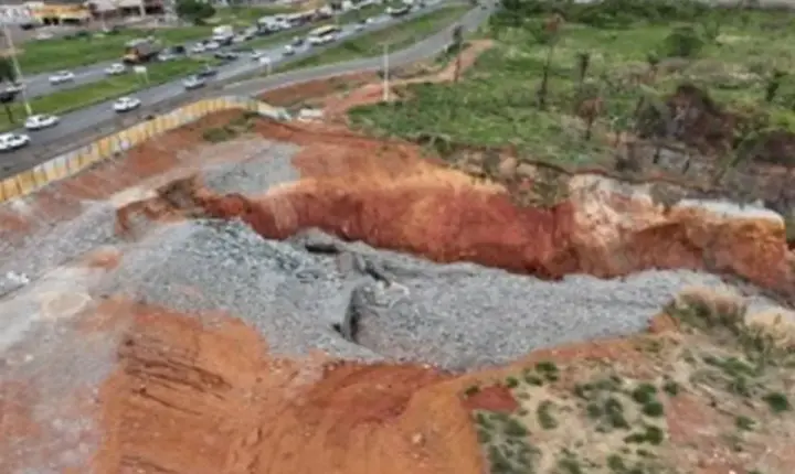 Cratera gigante avança na BR-040 em Valparaíso de Goiás e gera interdição
