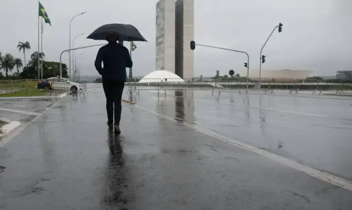 Distrito Federal inicia a semana sob alerta oficial de chuvas intensas