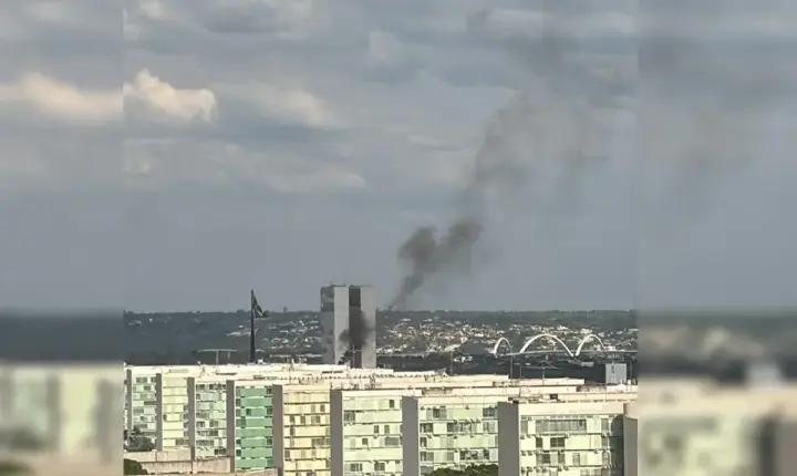 Simulação de incêndio na Esplanada dos Ministérios gera fumaça preta em Brasília