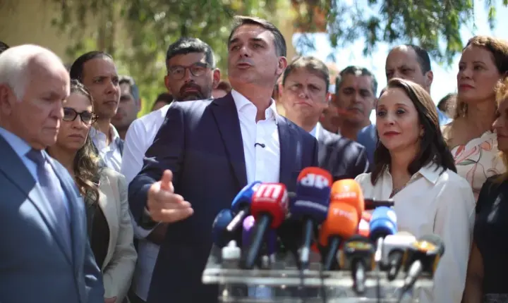 Flávio Bolsonaro rejeita corte em aposentadoria e acusa PT de fake news