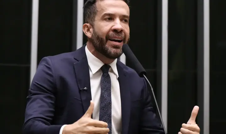 André Janones é internado com arritmia cardíaca em São Paulo