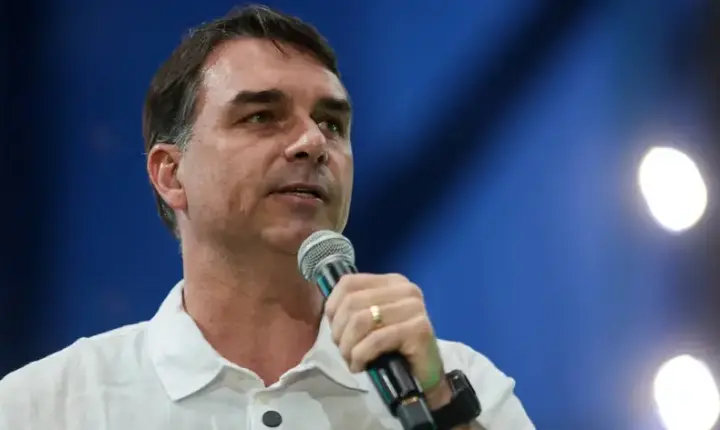 Justiça proíbe entrega de título a Flávio Bolsonaro pela Câmara de Salvador